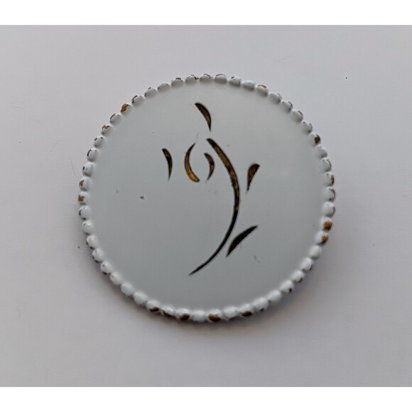 Vintage Unsigned Dainty White Enamel & Goldtone Etched Brooch 1 inch - Picture 3 of 6